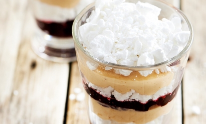 Deser bezowo-orzechowy z dżemem porzeczkowym