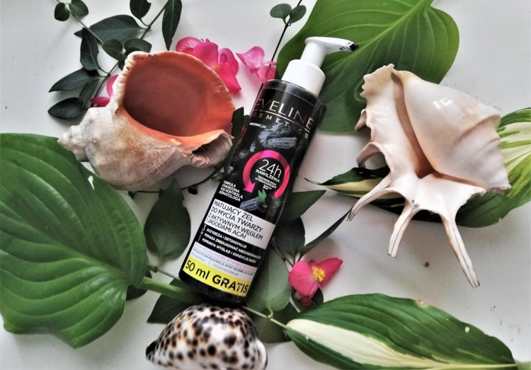 Eveline Facemed + Matujący żel do mycia twarzy z aktywnym węglem i jagodami acai