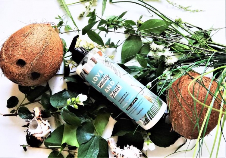 Love Beauty and Planet balsam do ciała z wodą kokosową i kwiatem mimozy