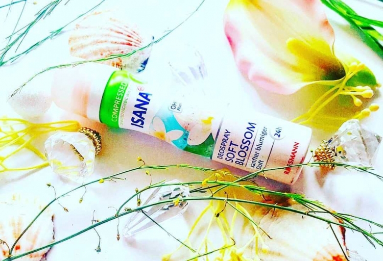 Isana dezodorant w sprayu Soft Blossom