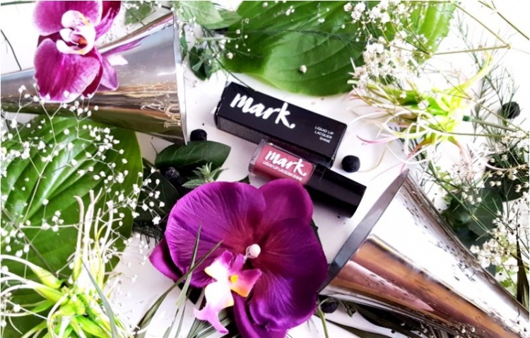 Avon Mark błyszcząca szminka w płynie Vintage Smoke