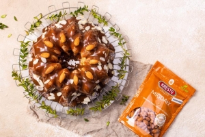Babka z ponczem, karmelem i migdałami
