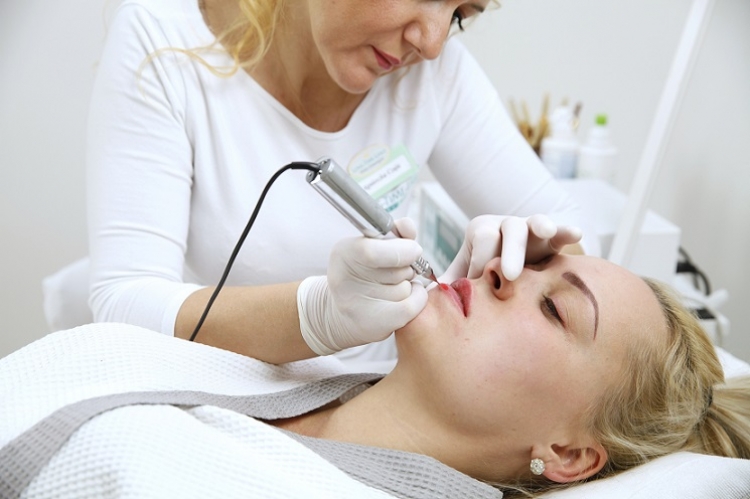 Makijaż permanentny w najmodniejszym kolorze Nude