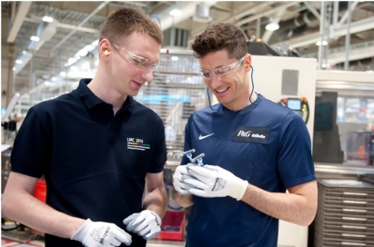 Lewandowski odwiedził największą fabrykę Gillette