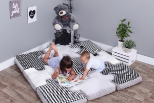 Dlaczego warto bawić się z małymi dziećmi na podłodze?