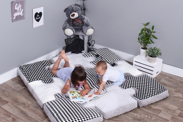 Dlaczego warto bawić się z małymi dziećmi na podłodze?