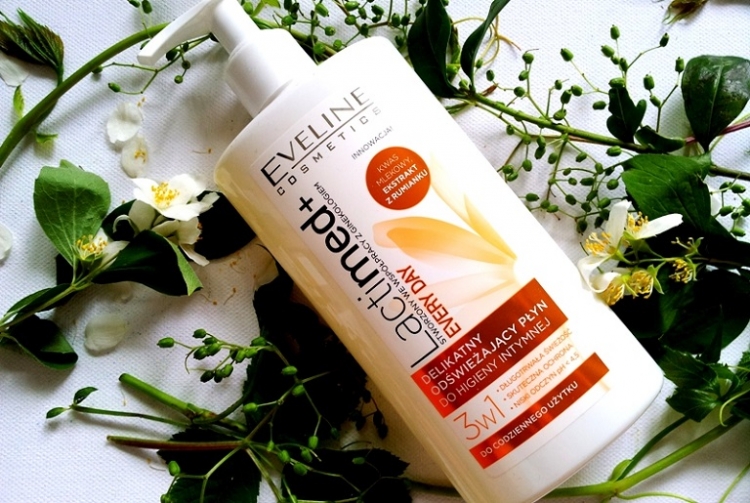 Eveline Cosmetics LactiMED+ delikatny odświeżający płyn do higieny intymnej 3w1