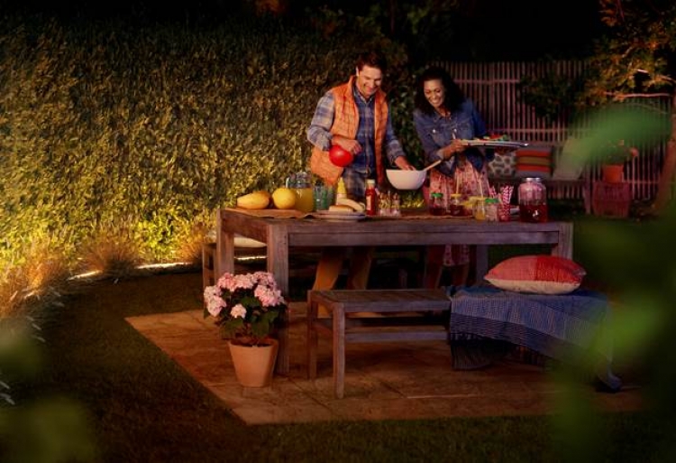 Wyjątkowa atmosfera z Philips Hue Outdoor Lightstrip