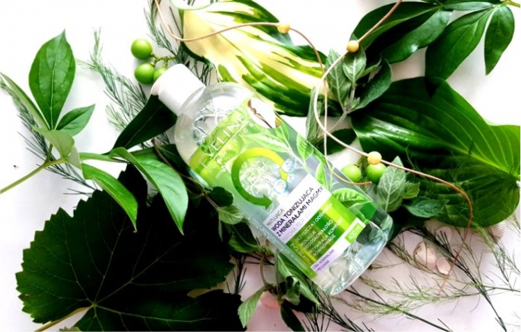 Eveline FaceMed+ matująca woda tonizująca z minerałami magmy Jeju 3w1