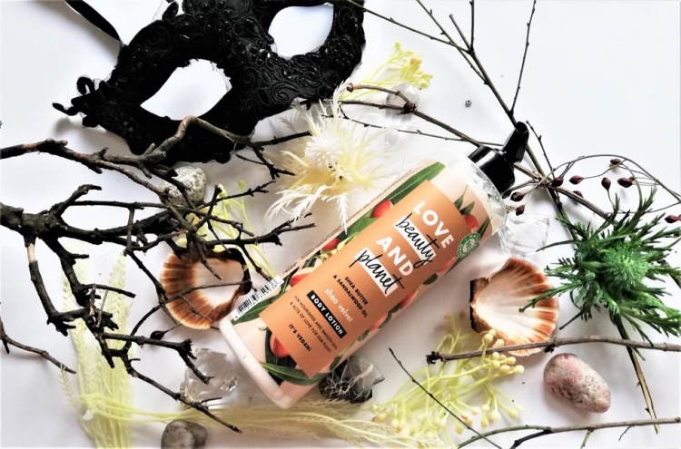 Love Beauty and Planet balsam do ciała z masłem shea i olejkiem z drzewa sandałowego