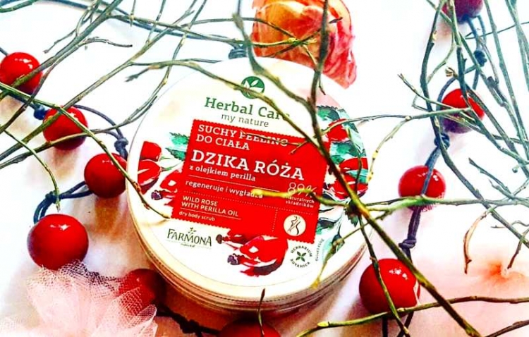 Farmona Herbal Care suchy peeling dzika róża z olejkiem perilla