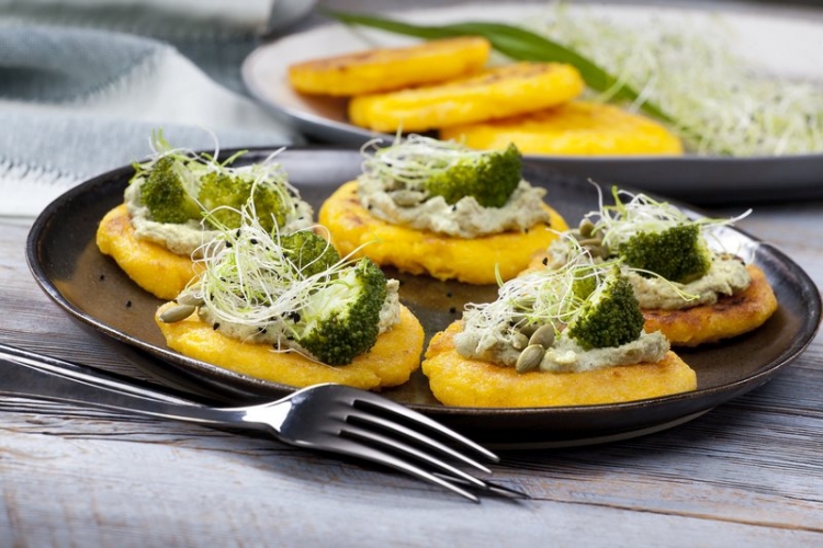 Kukurydziana polenta z brokułem, kiełkami i słonecznikiem