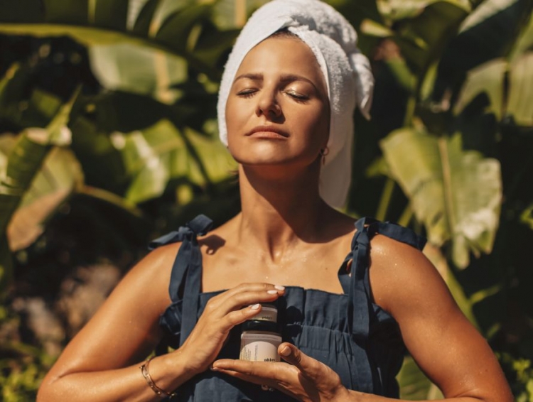 Nawilżenie skóry z kosmetykami Phlov