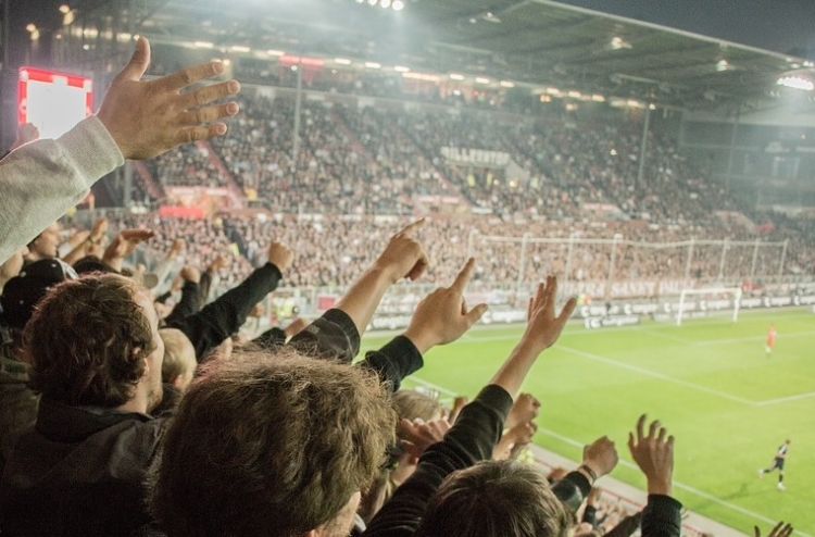 Pełne elektroniki stadiony mają zapewnić kibicom bezpieczeństwo