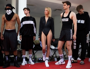 Najbardziej pożądany dodatek od Gatta na pokazie Q&pi;ш Robert Kupisz