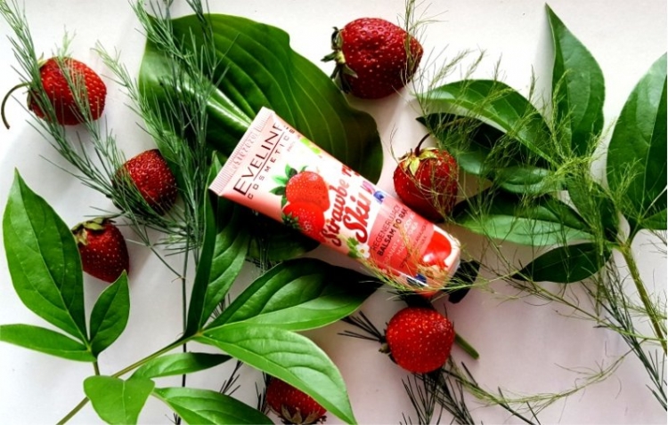 Eveline Cosmetics Strawberry Skin regenerujący balsam do rąk