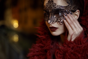 Efekt bling &ndash; bling, czyli niech paznokcie zabłysną podczas karnawału