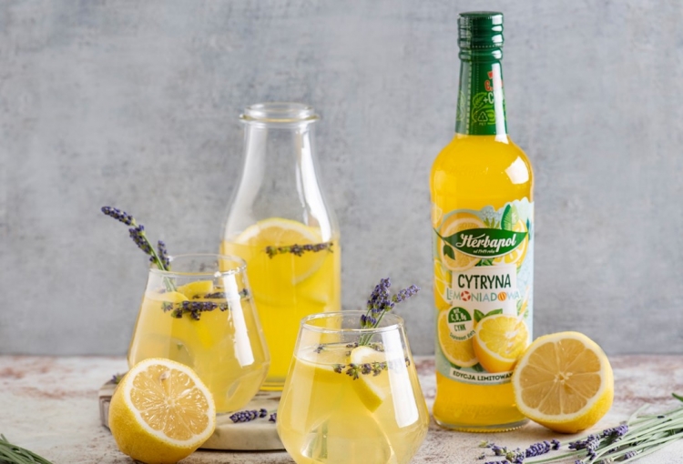 Syropy Herbapolu smak lata w szklance