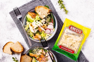 Wiosenna sałatka z jajkiem, rybą i awokado