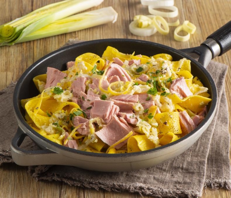 Makaron z tuńczykiem i cytrynowym porem