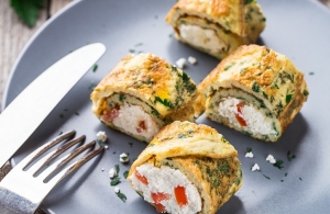 Zakręcony omlet z twarożkiem