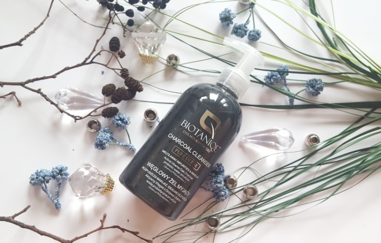 Biotaniqe Dermoskin Expert węglowy żel myjący