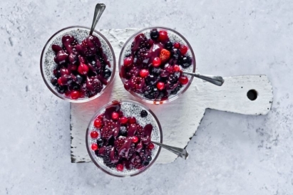Przepis na owsiany pudding chia z kaszką i owocami